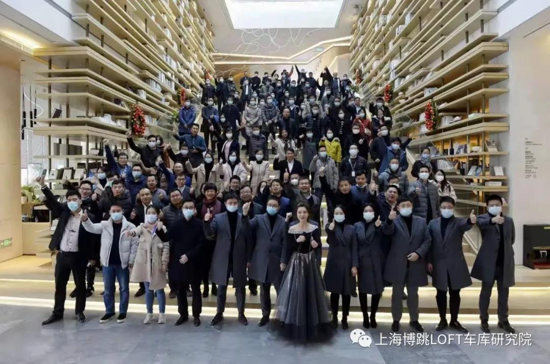 长寿全国一百多人在华侨城汉口道6号参观研讨LOFT专利车库技术！